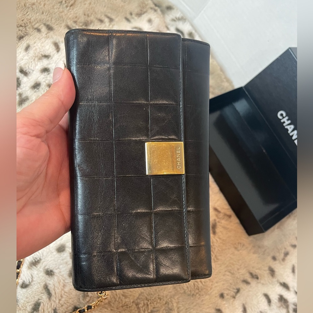 CHANEL Black and Gold Quilted Wallet - Picture 2 of 16